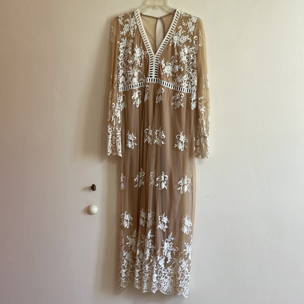 FOREVER 21 Nude Lace Maxi Dress